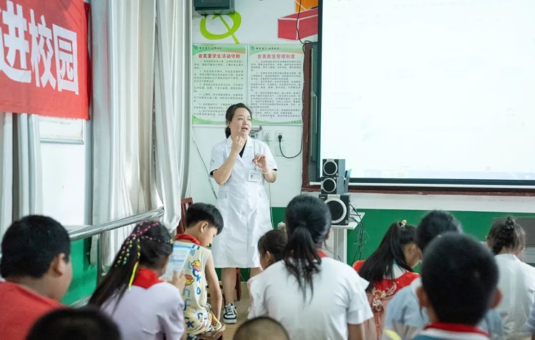 6月20日，华兴儿保科主任吴琳走进学校进行儿童传染病科普宣讲